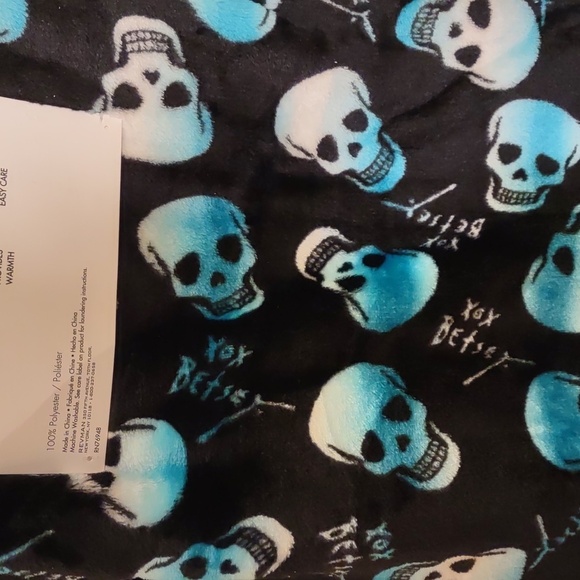 HALLOWEEN SKULL Betsey Johnson plush throw with teal skulls 50X60in - Picture 4 of 7